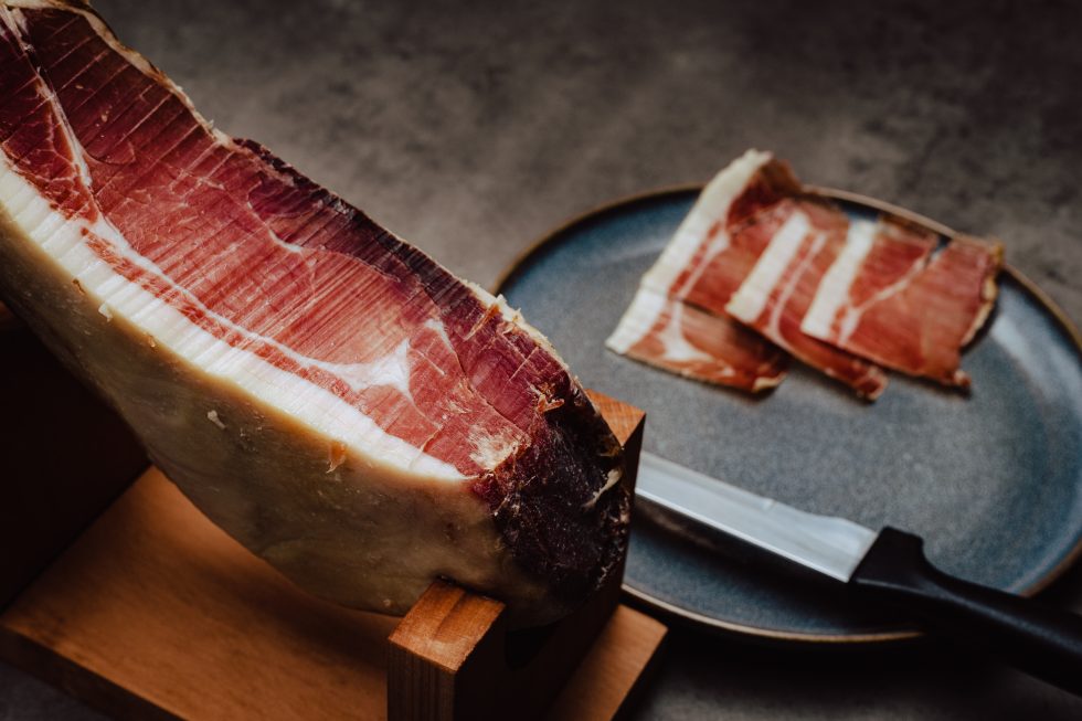 Pros i contres del pernil llescat o en peça sencera